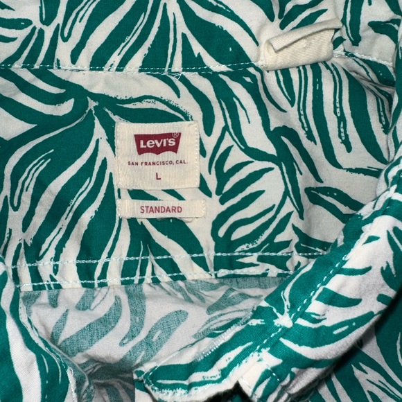 Levi’s leaf button down 🌿 - Picture 5 of 8